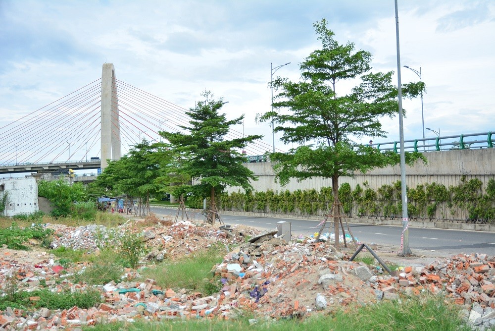 Ngoài rác thải sinh hoạt, khu vực này cũng trở thành bãi đổ trộm rác thải công nghiệp của các công trình. 