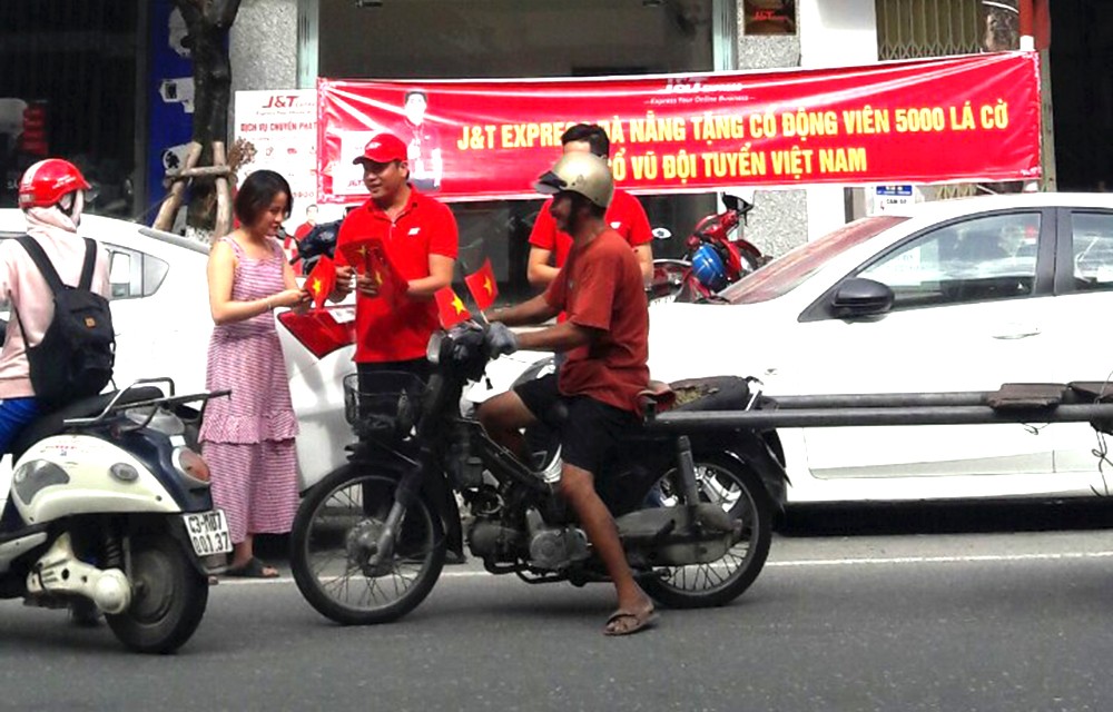 Hàng nghìn lá cờ, băng rôn đã được đưa đến tận tay người hâm mộ bóng đá. 