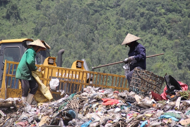 An ninh - Hình sự - Phóng viên bị dọa “chôn xác” khi đến làm việc tại bãi rác Khánh Sơn (Hình 2).