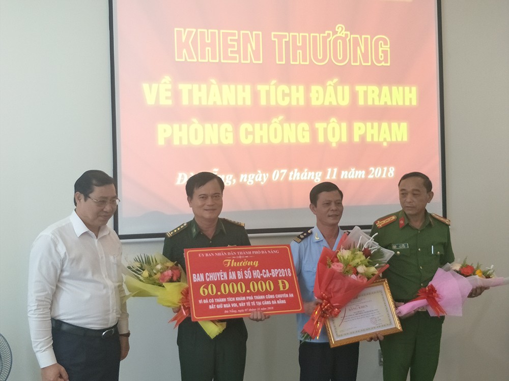 An ninh - Hình sự - Chủ tịch TP.Đà Nẵng khen thưởng ban chuyên án bắt 8 tấn ngà voi và vảy tê tê