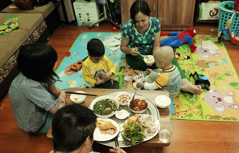 Tom không biết đến cái chết là gì. Em bảo: “Con muốn ở bên cha mẹ mà thôi”. Em không biết rằng, chết là chia ly mãi mãi.

