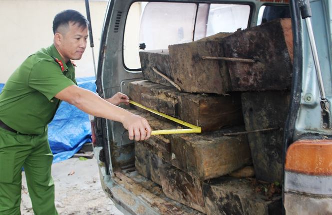 An ninh - Hình sự - Bí mật trong chiếc ô tô khiến 2 đối tượng tung cửa bỏ chạy khi gặp công an