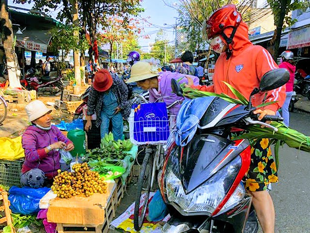 Nhiều người bán cho hay, đến sáng 30 Tết mới chặt sung để bán. Bởi, nếu sung chặt sớm thì quả sẽ bị đen và không được người dân lựa chọn.