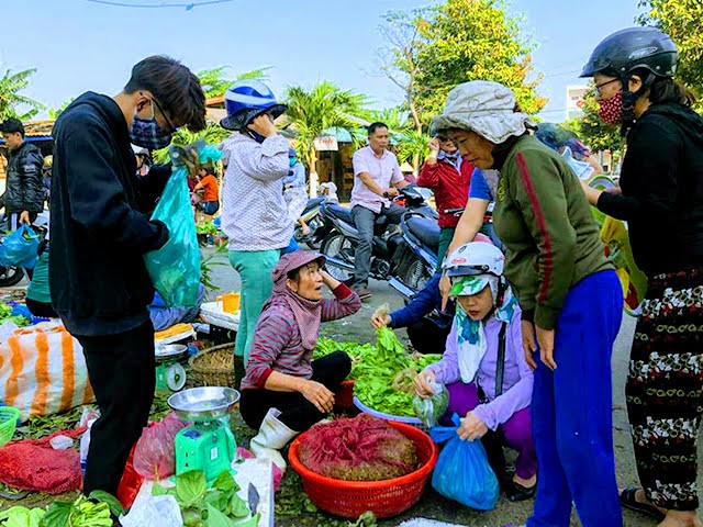 Một trong những mặt hàng người dân mua nhiều nhất là rau xanh. Theo ghi nhận, nhiều người mua khổ qua với hy vọng trong năm mới, mọi khó khăn, đau khổ sẽ không còn. 