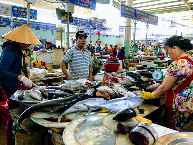 Tại các khu vực chợ cá, mặt hàng cũng còn nhiều. Nhiều người dân cho biết, đến chiều 30 Tết mới đi mua với hy vọng cá sẽ tươi. 