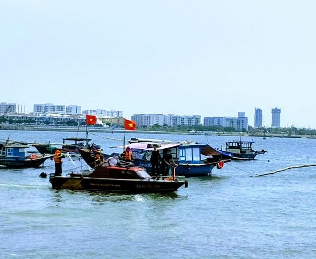 Đối tượng Bùi Văn Hời khai nhận, phi tang thi thể con gái từ cầu Thuận Phước xuống sông Hàn. Do đó, Công an TP Đà Nẵng huy động lực lượng tìm kiếm đến khu vực sông Hàn dưới chân cầu Thuận Phước tìm kiếm thi thể nạn nhân.