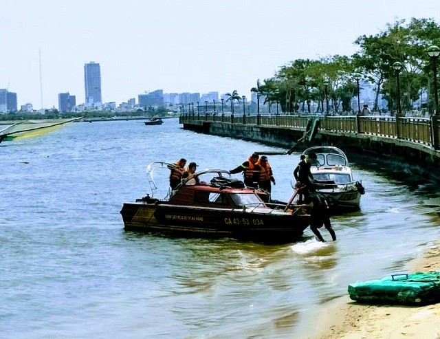 Hàng chục chiến sĩ đã được điều động lặn tìm từ sáng đến chiều nhưng thi thể nạn nhân vẫn chưa thể tìm thấy.