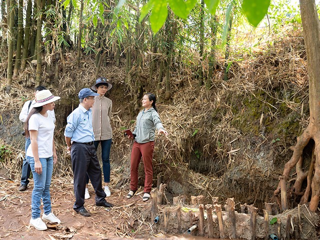 Trước đó, H’Hen Niê tiết lộ tin vui với khán giả vì những con đường trong buôn đã được mắc đèn điện. 