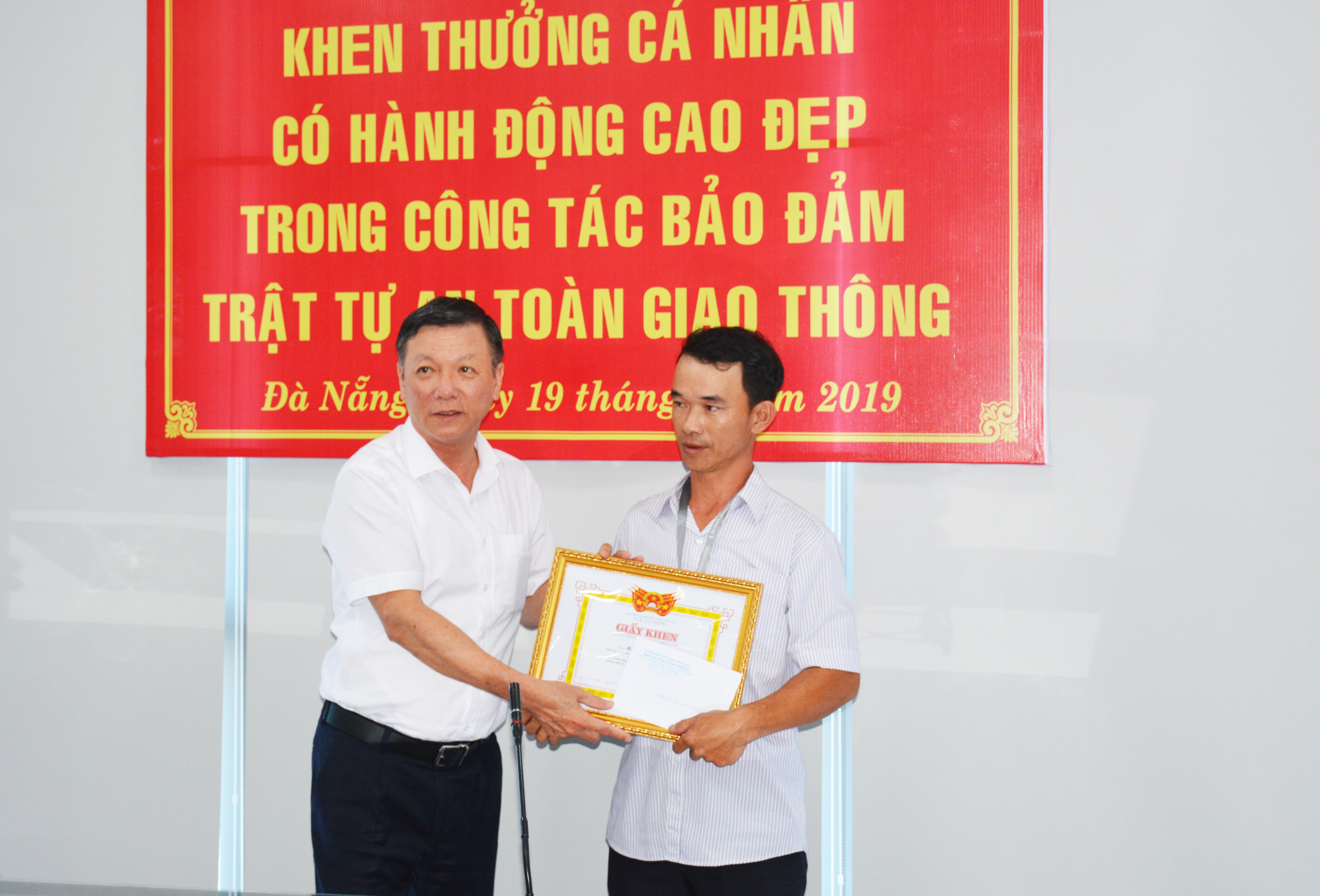 Tin nhanh - Tặng bằng khen cho anh thợ nề đục mảng bê tông trên đường