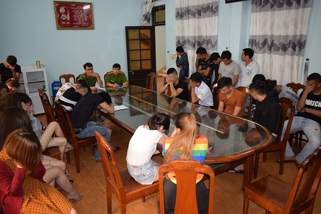 An ninh - Hình sự - Quảng Nam: Đột kích quán karaoke phát hiện 43 nam thanh nữ tú mở tiệc ma túy (Hình 2).