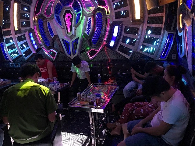 An ninh - Hình sự - Quảng Nam: Đột kích quán karaoke phát hiện 43 nam thanh nữ tú mở tiệc ma túy