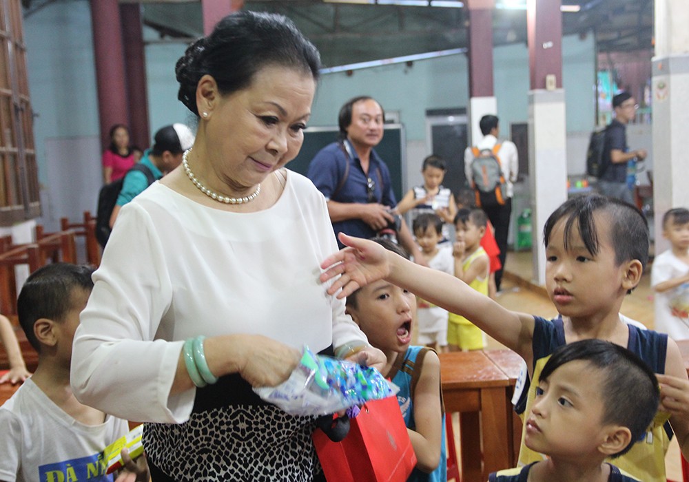 Ngôi sao - Danh ca Khánh Ly: 'Tôi muốn truyền cảm hứng cho giới trẻ chung tay giúp đỡ những phận người kém may mắn' (Hình 2).