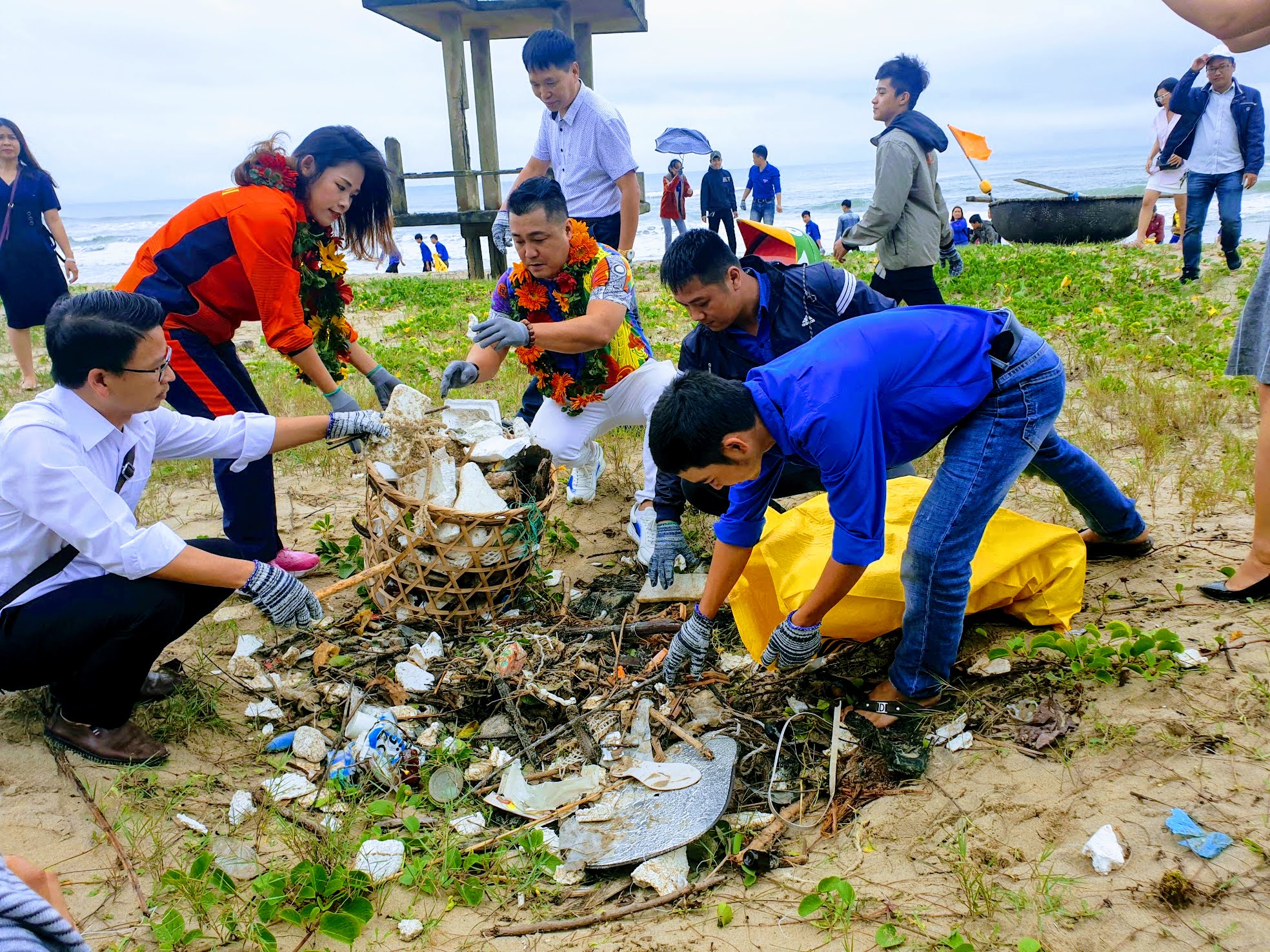 Ngôi sao - Diễn viên Lý Hùng cùng người dân nhặt rác kêu gọi bảo vệ môi trường