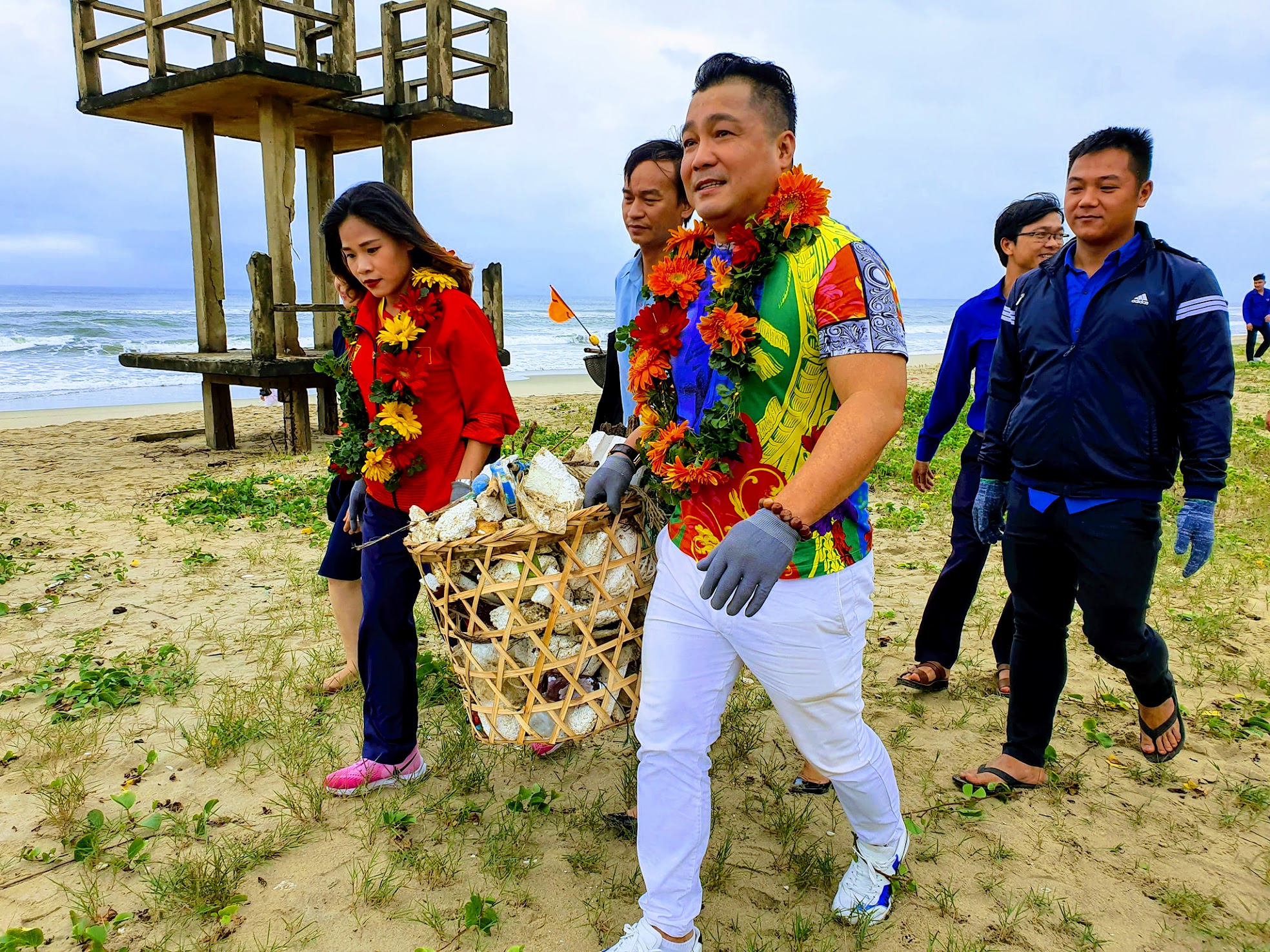 Ngôi sao - Diễn viên Lý Hùng cùng người dân nhặt rác kêu gọi bảo vệ môi trường (Hình 2).