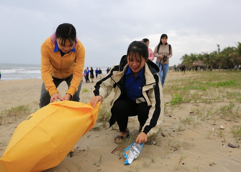 Ngôi sao - Diễn viên Lý Hùng cùng người dân nhặt rác kêu gọi bảo vệ môi trường (Hình 3).
