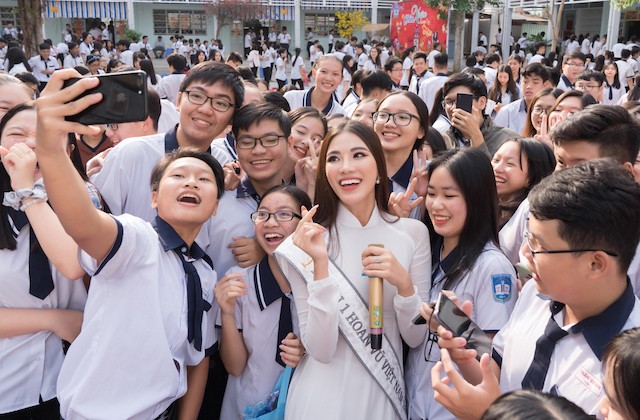 Á hậu Kim Duyên đã vào lại lớp học cũ, ôn lại kỷ niệm xưa. Cô chia sẻ, lúc còn đi học rất hiếu động, giờ quay về trường với danh hiệu Á hậu 1 Hoa hậu Hoàn vũ Việt Nam 2019, cô muốn dành niềm tự hào này cho những người đã tin tưởng, yêu thương mình. Thành công mà cô có được ngày hôm nay một phần nhờ vào sự dạy bảo của thầy cô. 