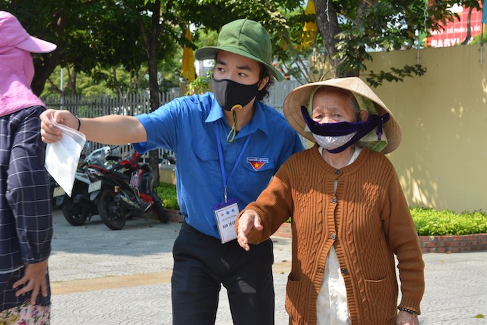 Các tình nguyện viên tại 2 điểm “ATM gạo” rất thân thiện. Họ không chỉ giúp việc trao quà mà còn hỗ trợ nhiệt tình người dân. 