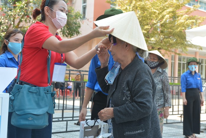 Bà Nguyễn Thị Xuân, ngụ quận Cẩm Lệ chia sẻ: “Trước đây, tôi hành nghề nhặt ve chai. Dịch Covid-19, ve chai không có nhiều, nên cuộc sống của tôi cũng như gia đình trở nên khó khăn. Rất may, ATM gạo đã được mở ở Đà Nẵng để giúp đỡ những người nghèo”.