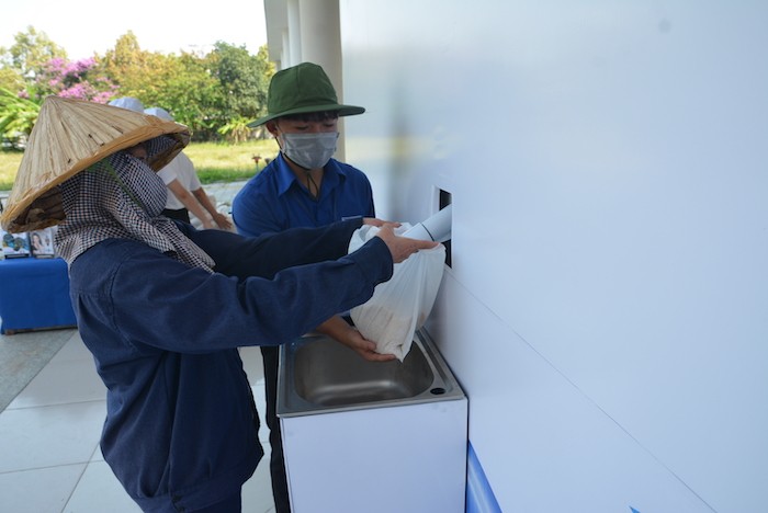 Trong khi đó, bà Trương Thị Hải, ngụ quận Hải Châu cho biết: “Gia đình tôi gồm 5 người đều là lao động tự do. Trong khoảng thời gian giãn cách xã hội, tất cả đều thất nghiệp. Những ngày trước, tôi đọc báo nghe nhiều tình thành như TP.HCM, Hà Nội, có ATM gạo. Hôm nay, tôi nghe mọi người nói Đà Nẵng cũng có ATM gạo nên tôi liền đến xếp hàng và nhận”.