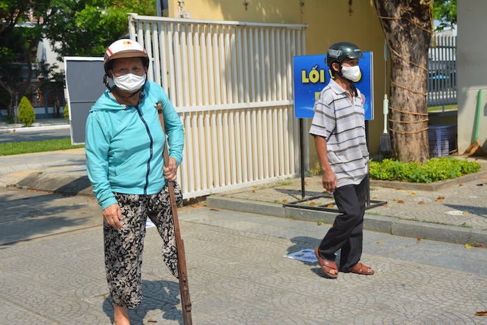 Biết thông tin nhận gạo miễn phí, hàng trăm người dân có hoàn cảnh khó khăn ở TP.Đà Nẵng đã hồ hởi đến nhận gạo. 
