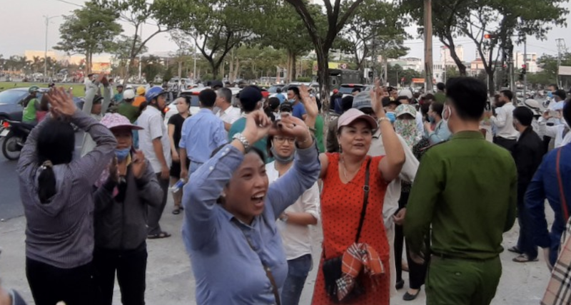 Hồ sơ điều tra - Hàng trăm người dân vui mừng sau khi nghe toà tuyên án tranh chấp liên quan đến Bách Đạt An (Hình 2).