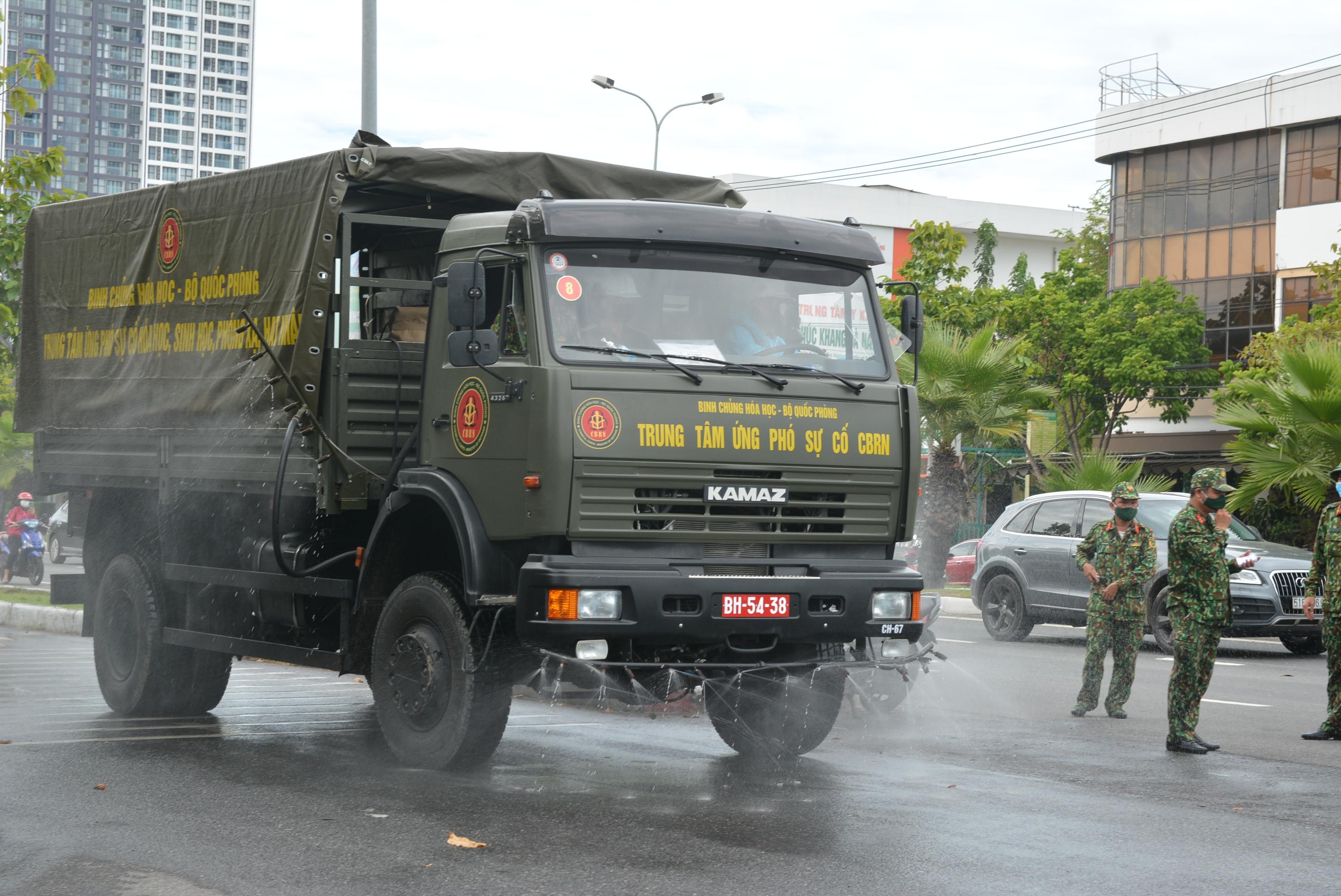 Tin nhanh - Đà Nẵng: Cận cảnh Binh chủng hoá học phun khử khuẩn toàn quận Sơn Trà (Hình 8).