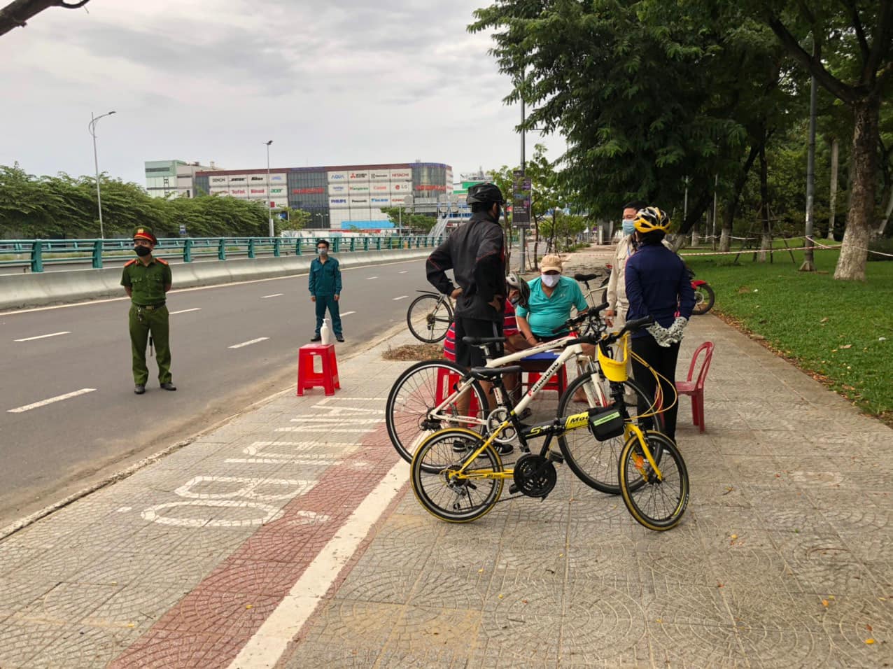 Tin nhanh - Chùm ảnh Đà Nẵng xử phạt người dân ra đường không cần thiết (Hình 7).