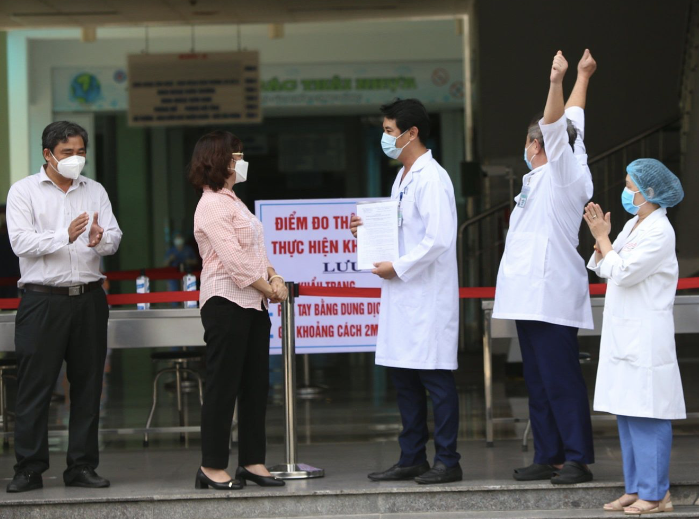 Tin nhanh - Chùm ảnh: Y bác sĩ vỡ oà hạnh phúc, bật khóc trong giây phút bệnh viện Đà Nẵng dỡ cách ly