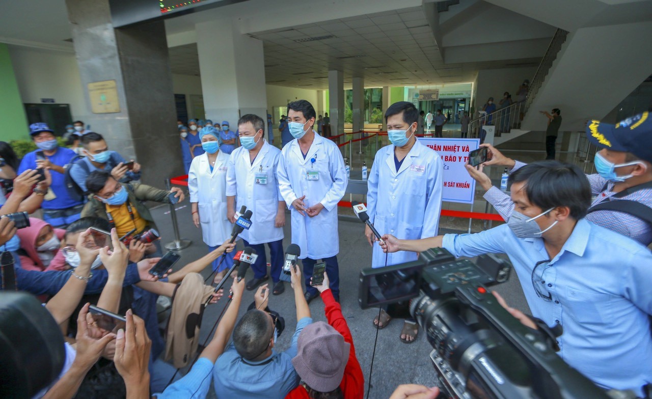 Tin nhanh - Chùm ảnh: Y bác sĩ vỡ oà hạnh phúc, bật khóc trong giây phút bệnh viện Đà Nẵng dỡ cách ly (Hình 9).