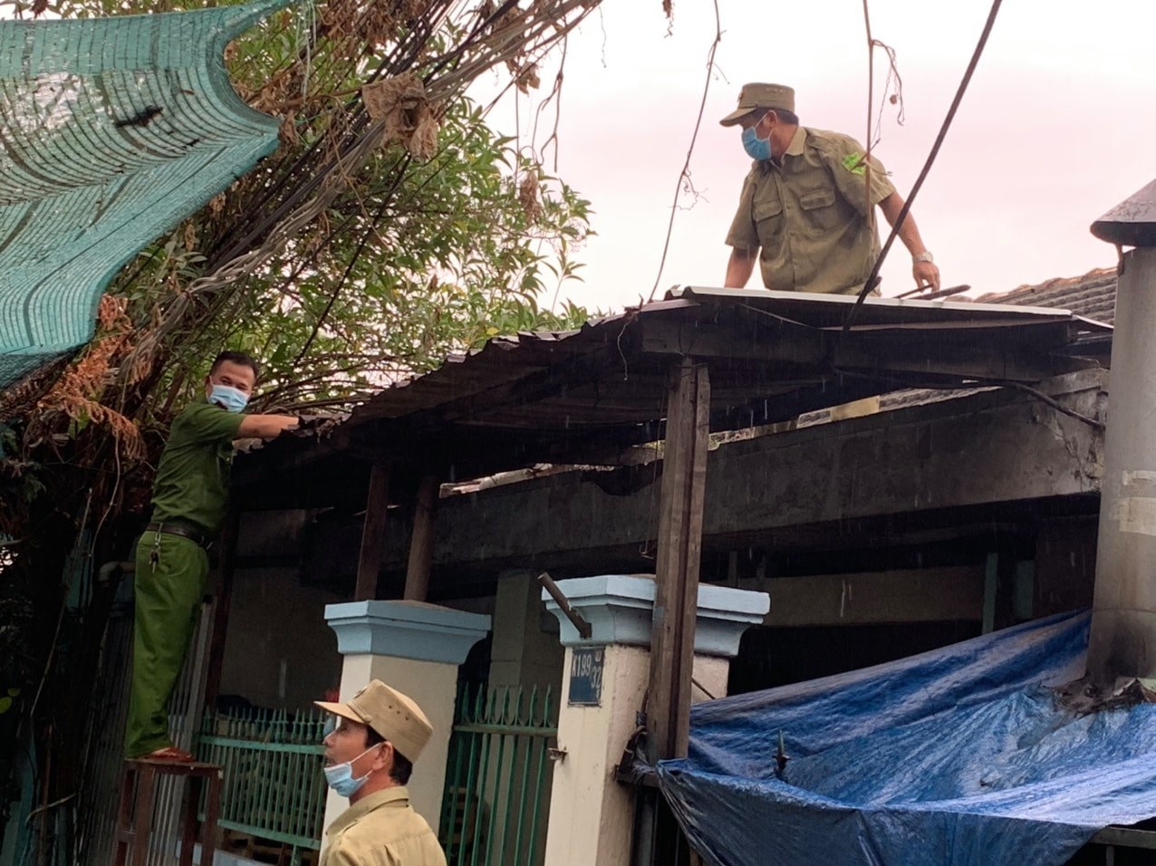 Tin nhanh - Chùm ảnh: Đà Nẵng khẩn trương chằng néo, bảo vệ tài sản chống bão số 5 (Hình 13).