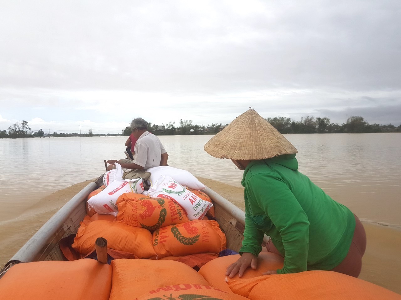 Tin nhanh - Tạp chí ĐS&PL kết nối hơn 4.500 phần quà đến bà con lũ lụt, khó khăn