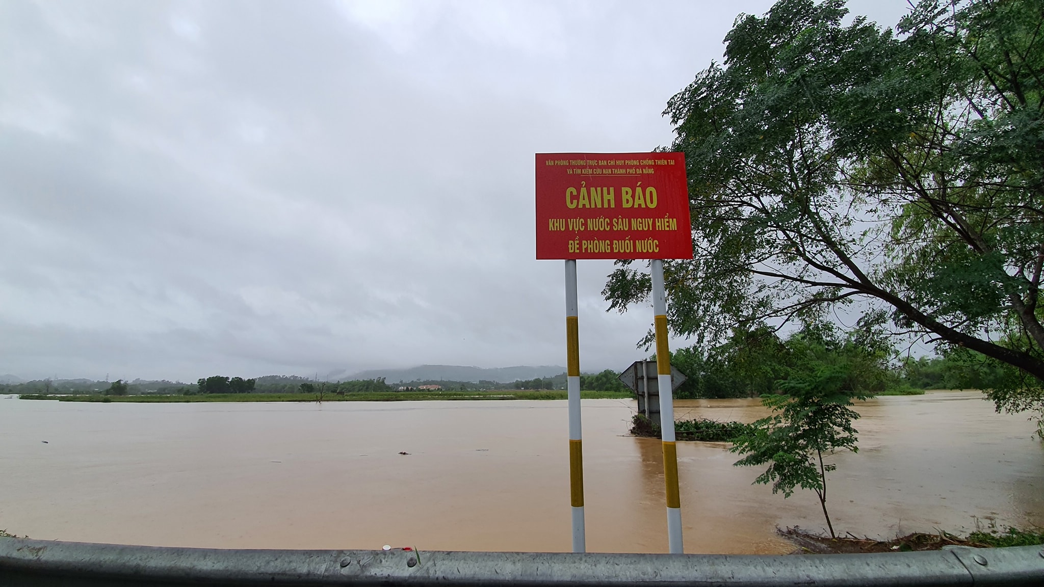 Tin nhanh - Đà Nẵng phát công điện khẩn ứng phó bão Vamco, sóng tâm bão cao 8-10m (Hình 5).