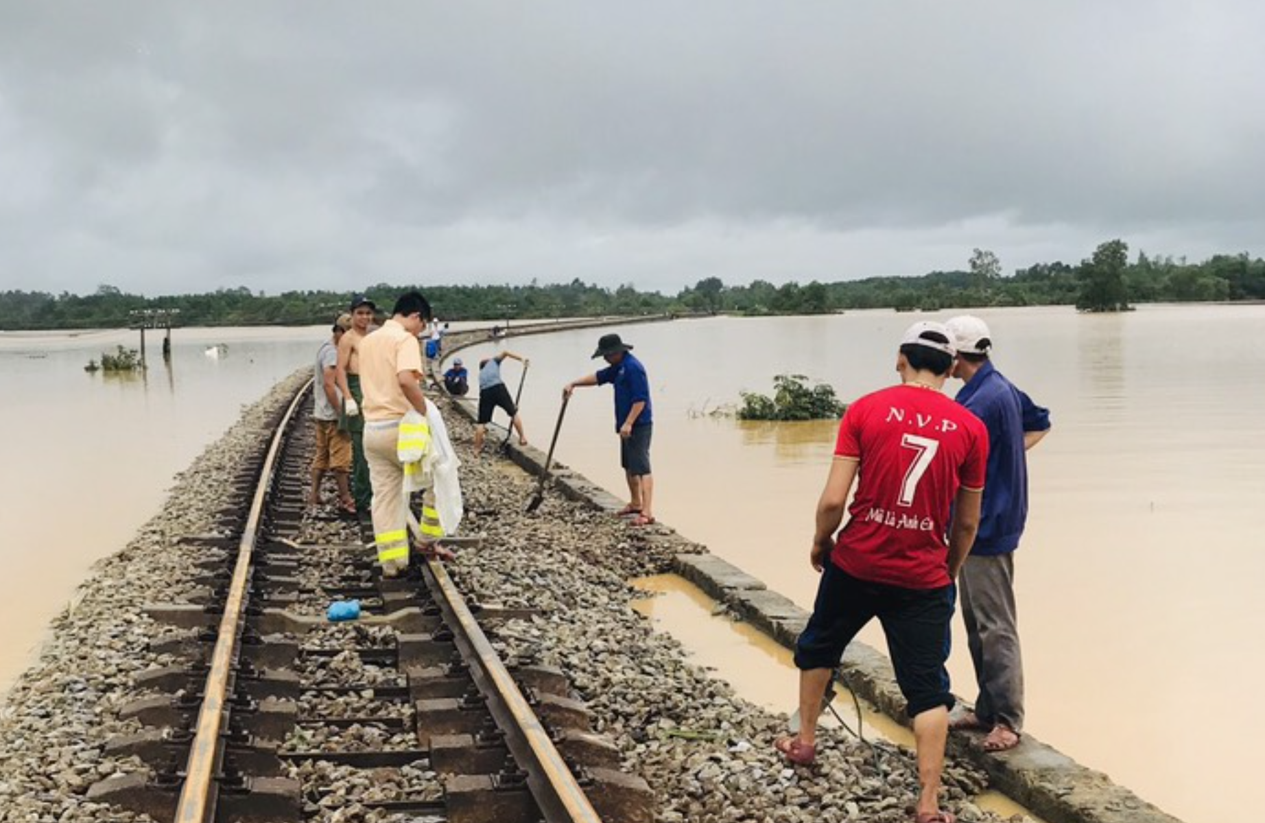 Tin nhanh - Đà Nẵng phát công điện khẩn ứng phó bão Vamco, sóng tâm bão cao 8-10m