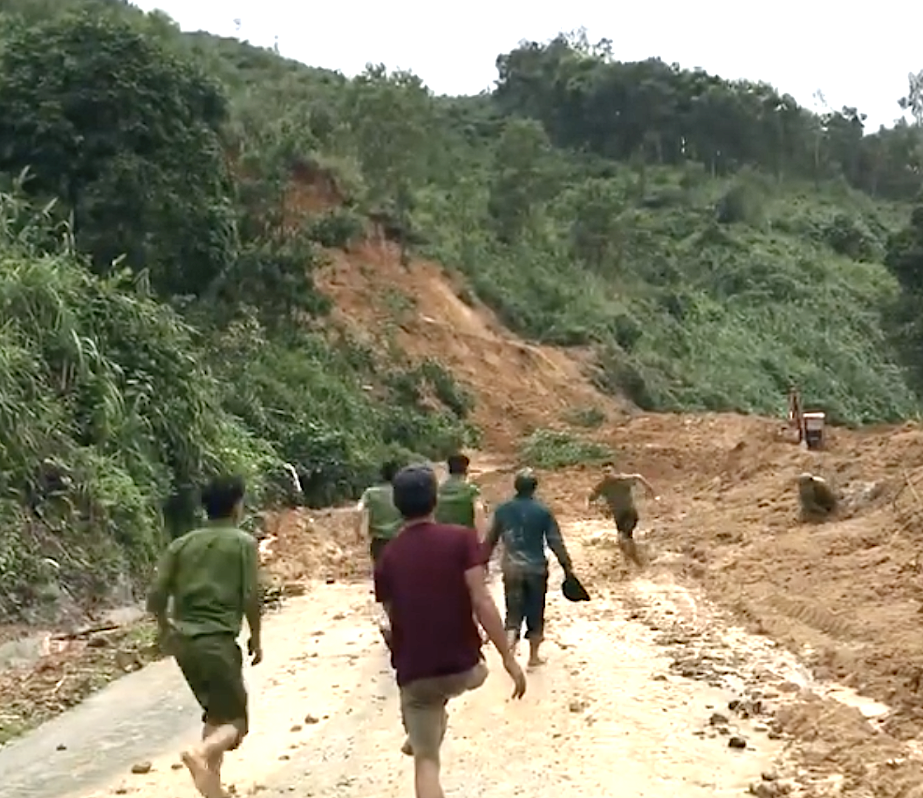 Tin nhanh - Quảng Nam: Lại sạt lở kinh hoàng (Hình 2).