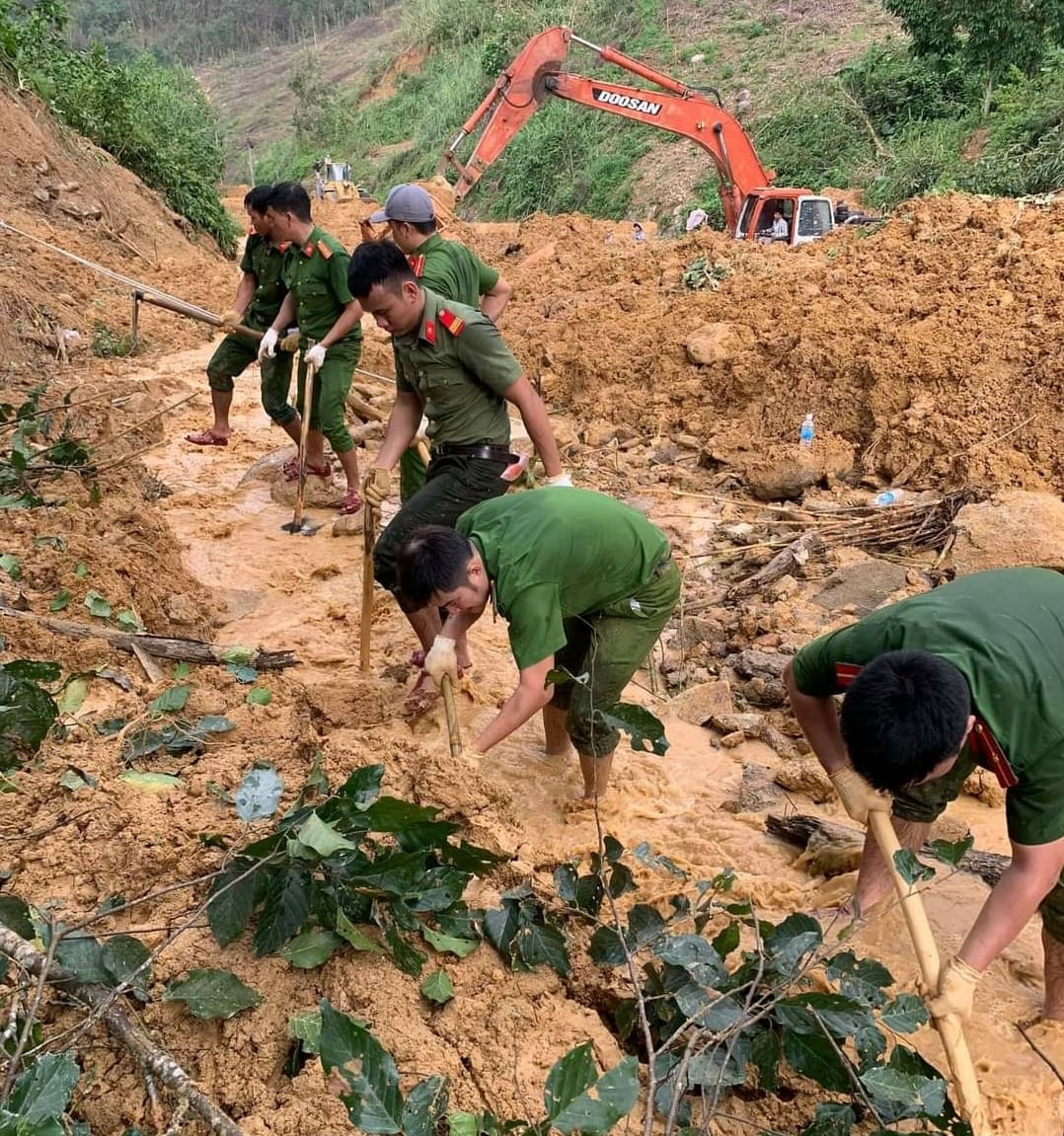 Tin nhanh - Tìm thấy thi thể bị núi sạt lở vùi lấp ở Quảng Nam (Hình 2).