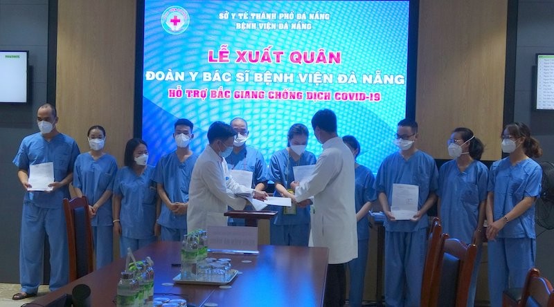 Sự kiện - Chùm ảnh: Y, bác sĩ Đà Nẵng lên đường chi viện Bắc Giang chống dịch  (Hình 2).