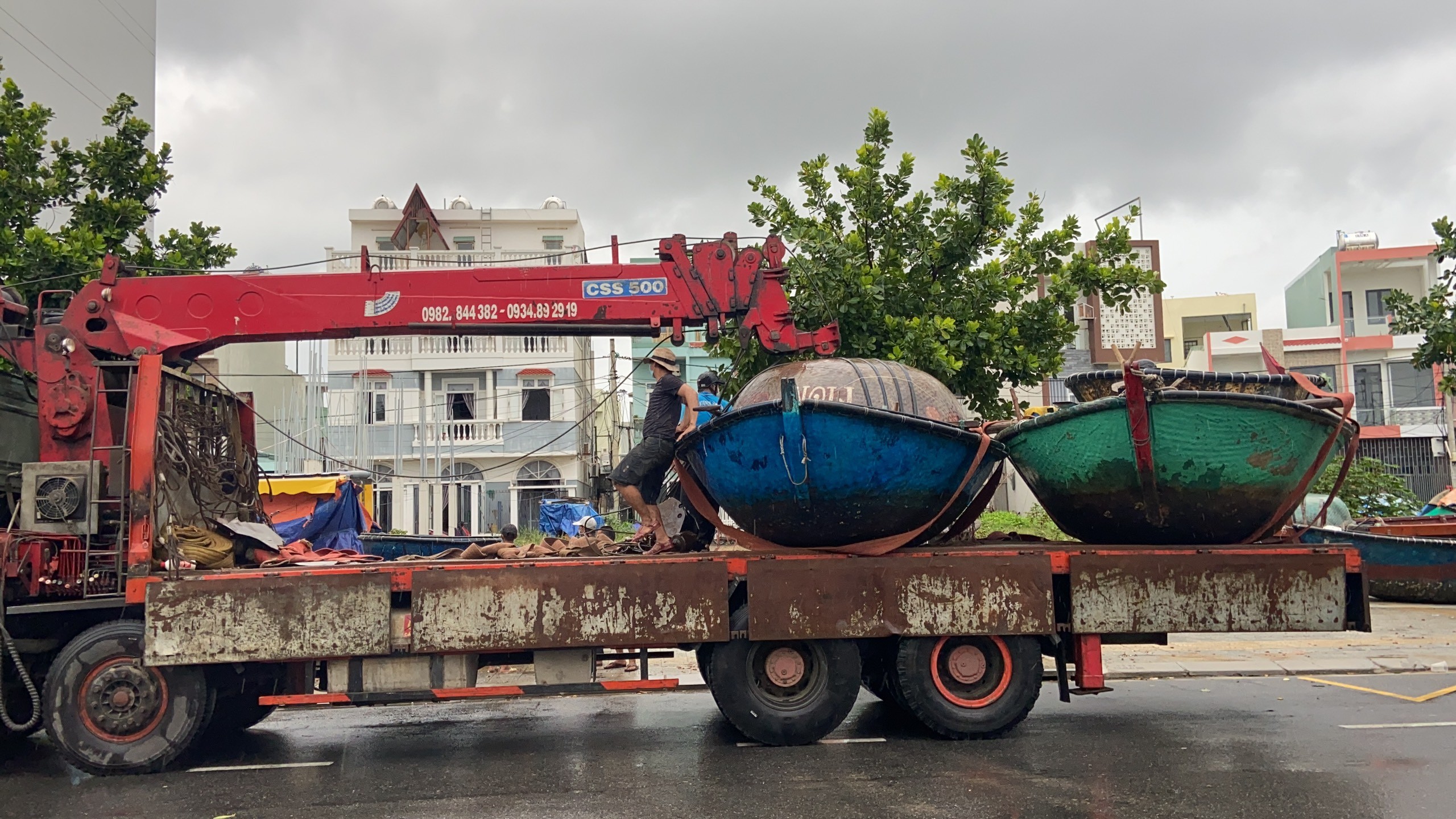 Dân sinh - Chùm ảnh miền Trung vừa chống dịch vừa gồng mình chống bão (Hình 6).