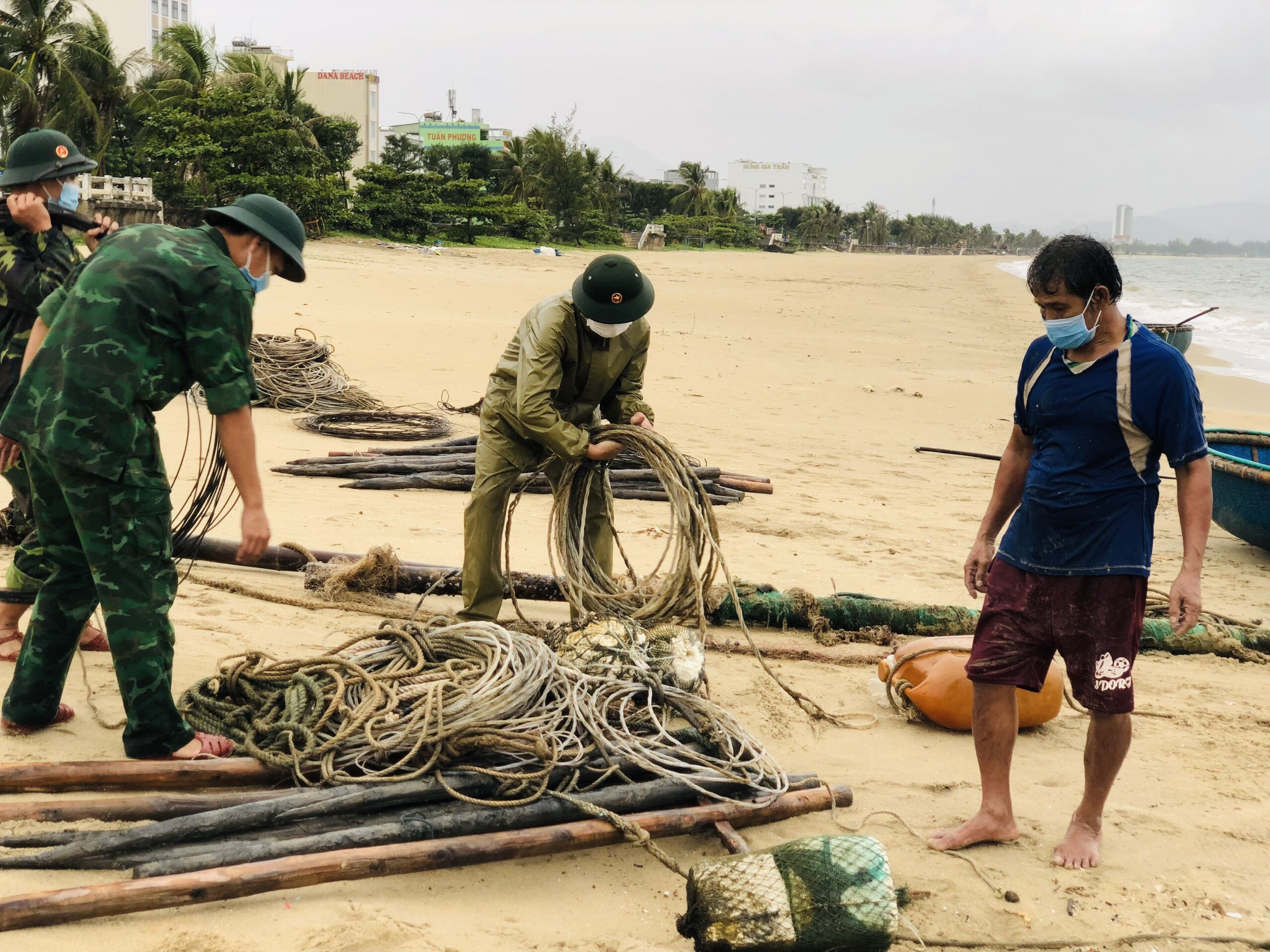 Dân sinh - Chùm ảnh miền Trung vừa chống dịch vừa gồng mình chống bão (Hình 3).