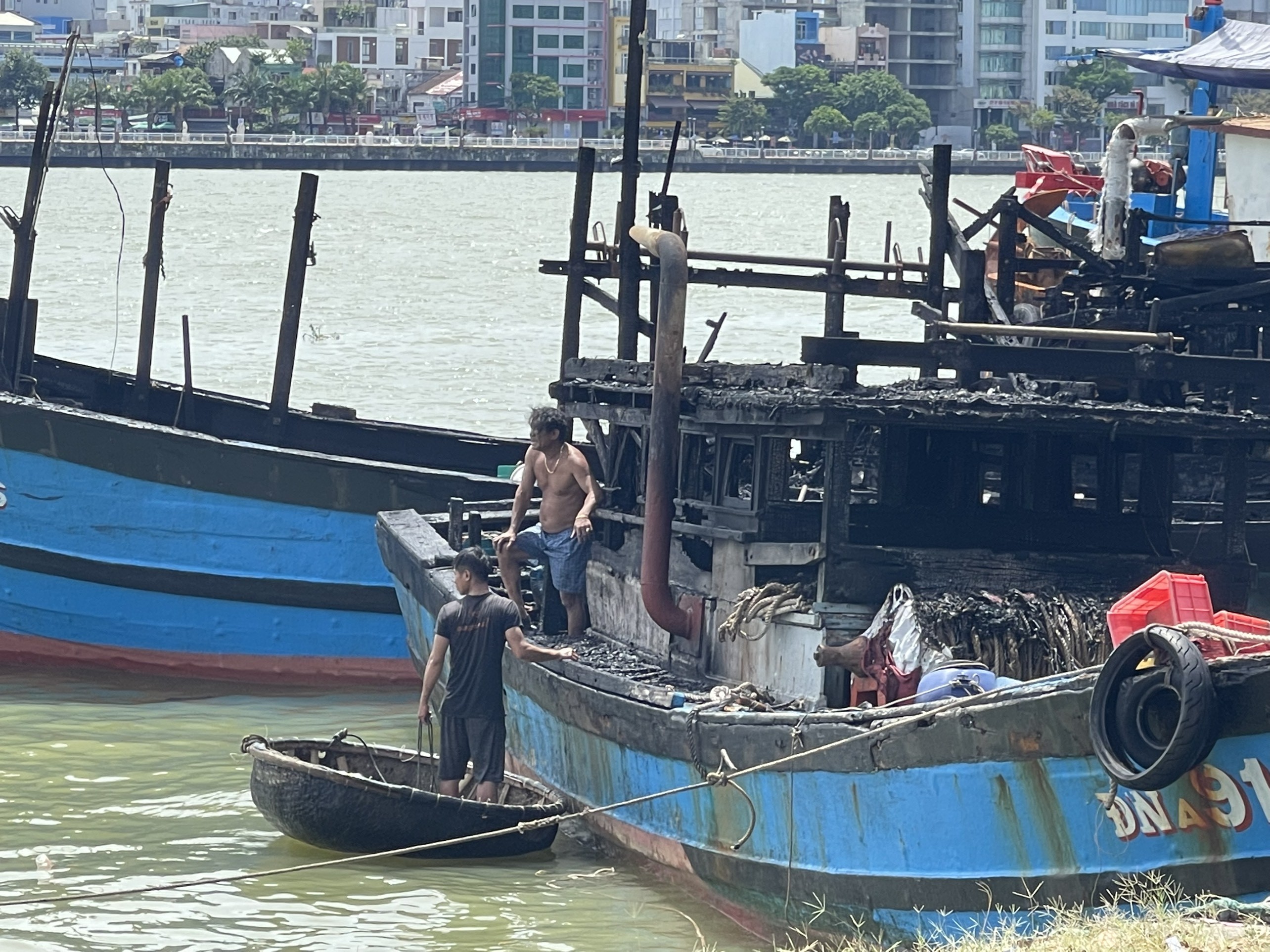 Dân sinh - Chùm ảnh: 5 đội cảnh sát cứu 2 tàu đánh cá cháy ngay trung tâm Đà Nẵng (Hình 6).