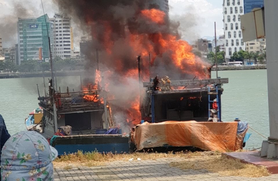 Dân sinh - Chùm ảnh: 5 đội cảnh sát cứu 2 tàu đánh cá cháy ngay trung tâm Đà Nẵng (Hình 2).