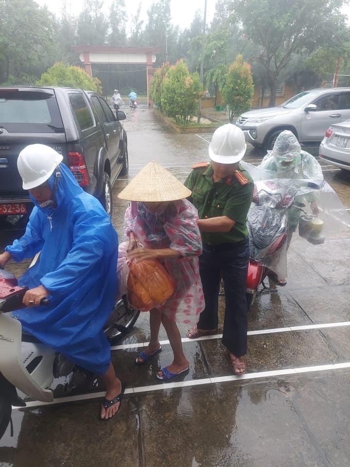 Sự kiện - Quảng Nam cấm tất cả phương tiện từ 18h ngày 27/9 để chống bão Noru 
