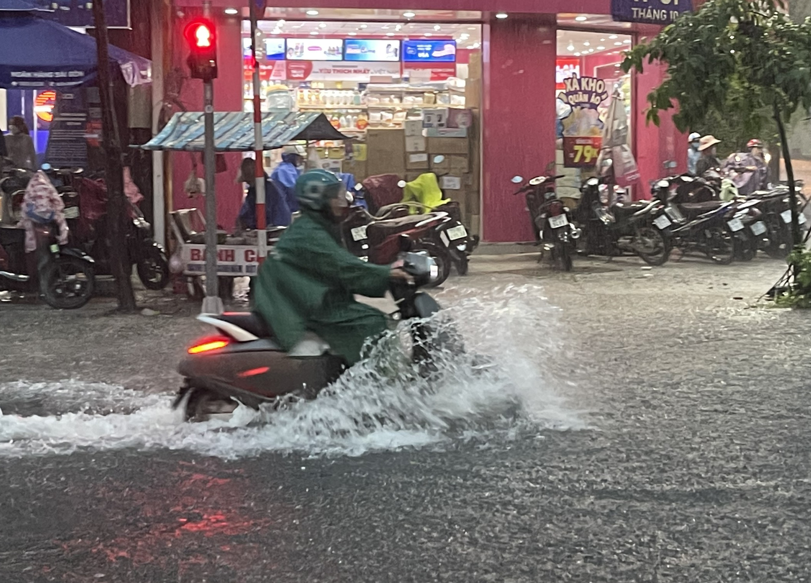 Dân sinh - Chùm ảnh: Người dân Tp.Đà Nẵng bất lực khi “phố biến thành sông “