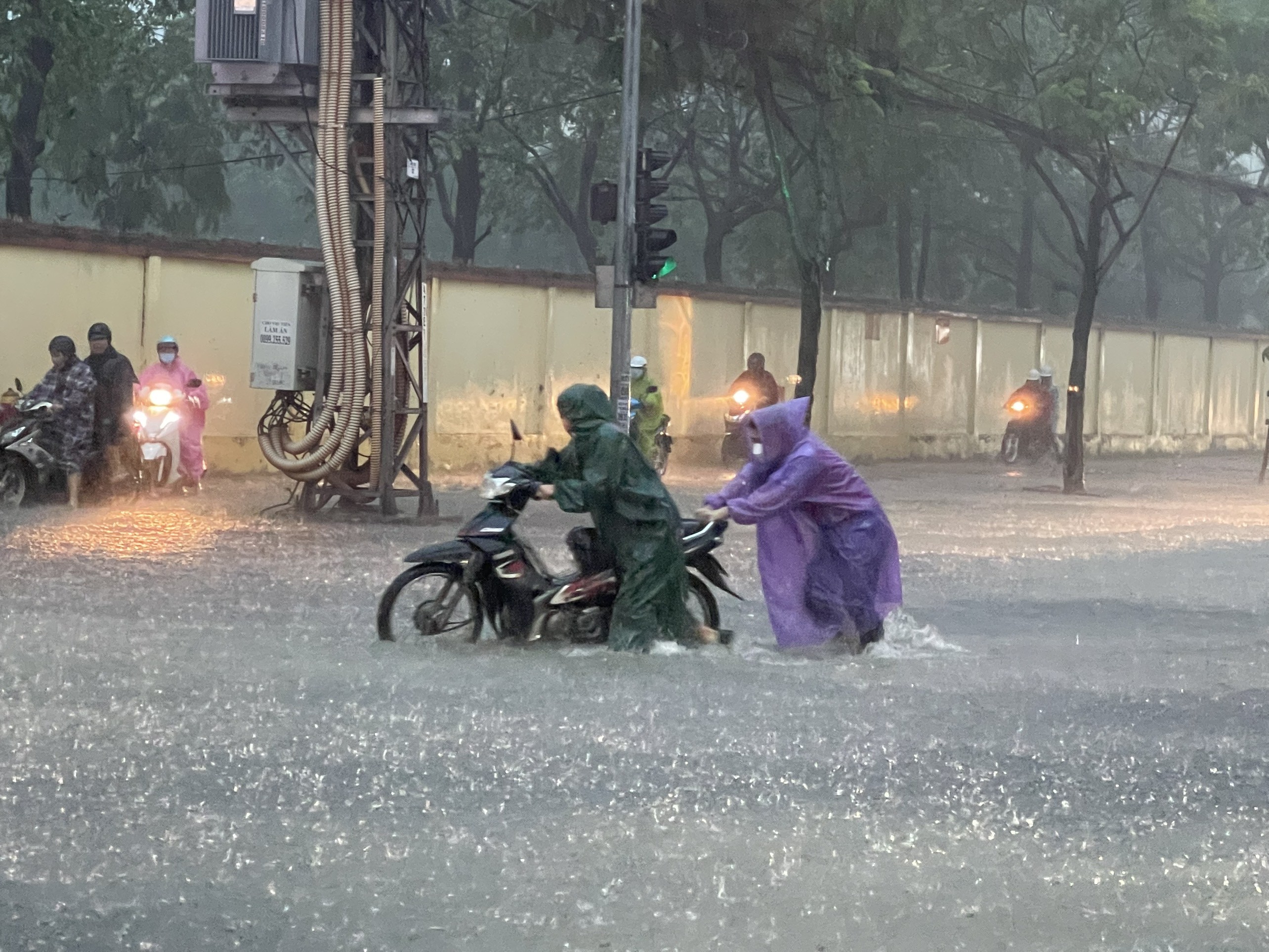 Dân sinh - Chùm ảnh: Người dân Tp.Đà Nẵng bất lực khi “phố biến thành sông “ (Hình 3).