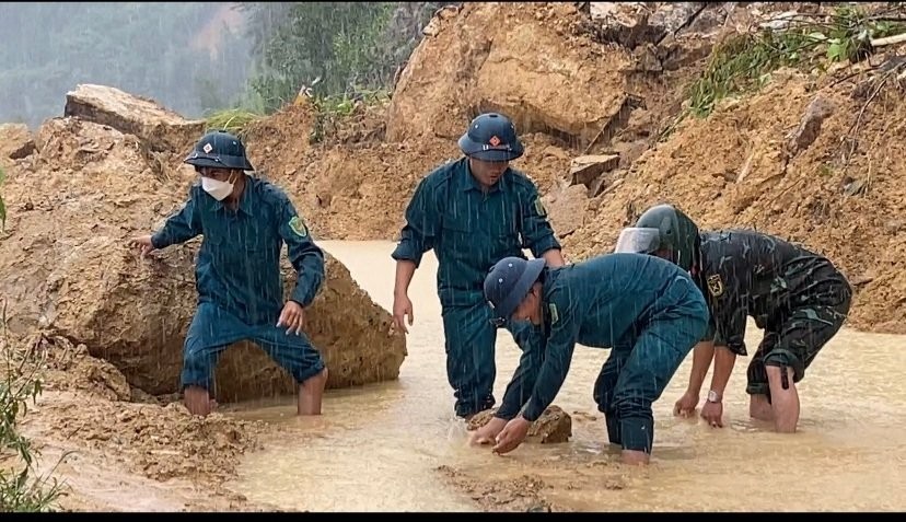 Dân sinh - Quảng Nam: Chưa kịp khắc phục sạt lở đã có cảnh báo lũ quét trở lại (Hình 2).