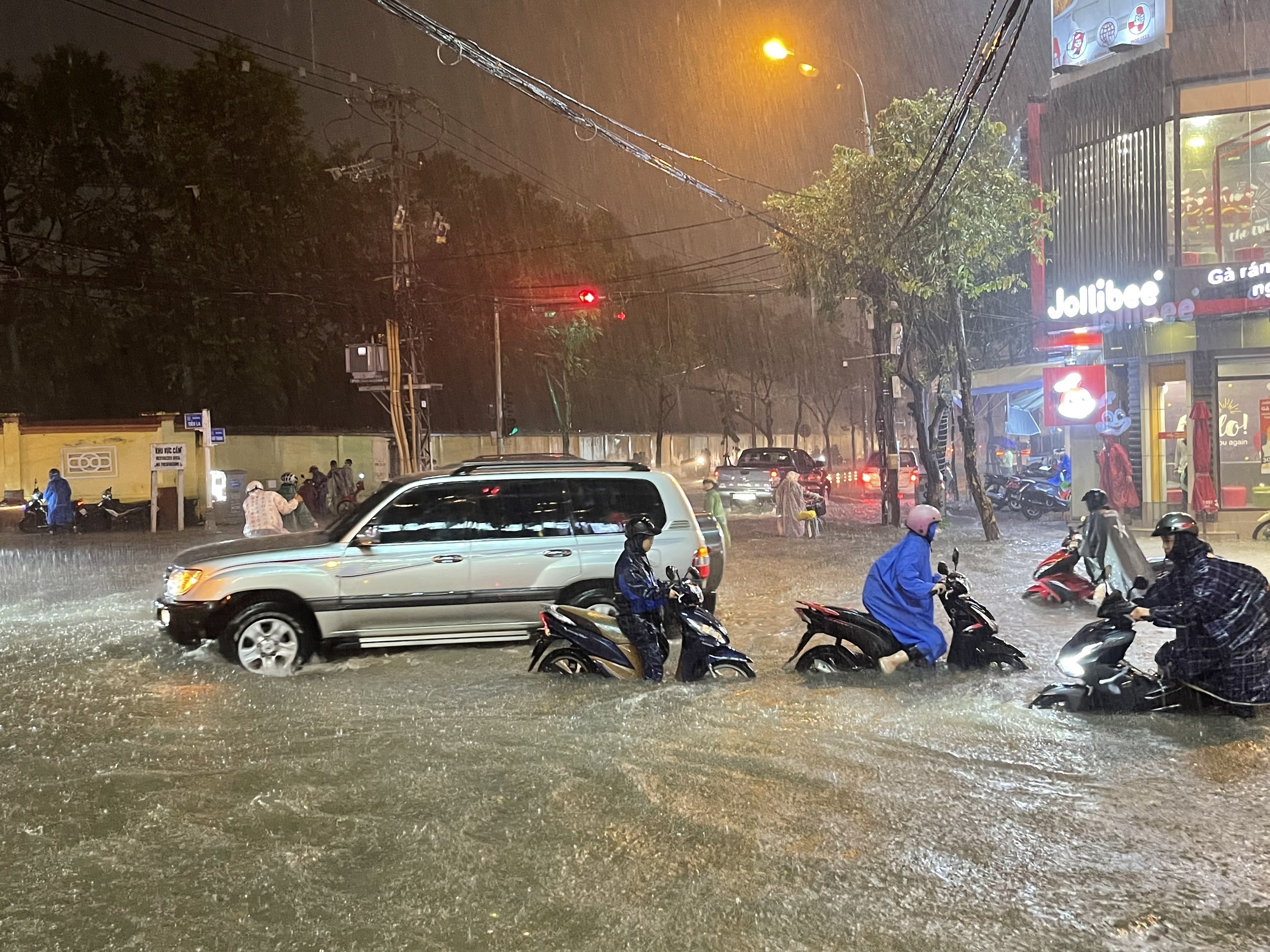 Sự kiện - Đà Nẵng: Thiệt hại về người, tài sản do cơn mưa lũ lịch sử như thế nào? (Hình 2).