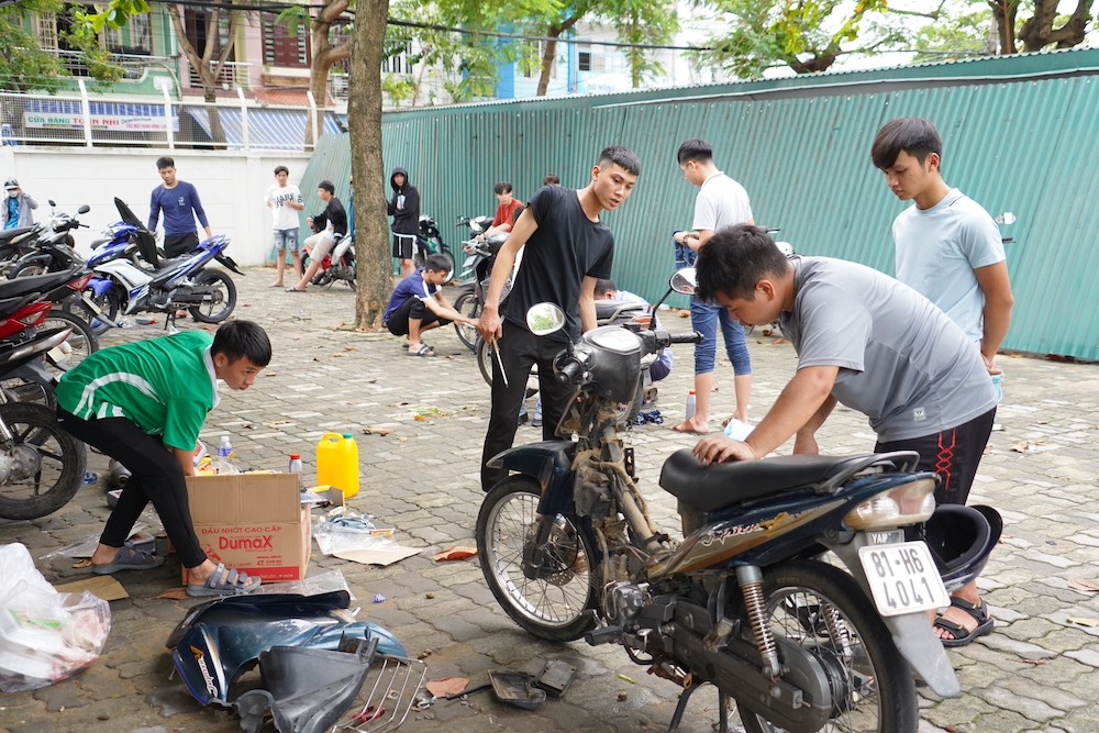 Dân sinh - Tp.Đà Nẵng: Nhóm thợ ăn cơm hộp, ngủ nhà nghỉ sửa chữa xe miễn phí cho dân vùng ngập (Hình 13).