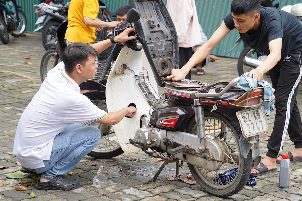 Dân sinh - Tp.Đà Nẵng: Nhóm thợ ăn cơm hộp, ngủ nhà nghỉ sửa chữa xe miễn phí cho dân vùng ngập (Hình 15).