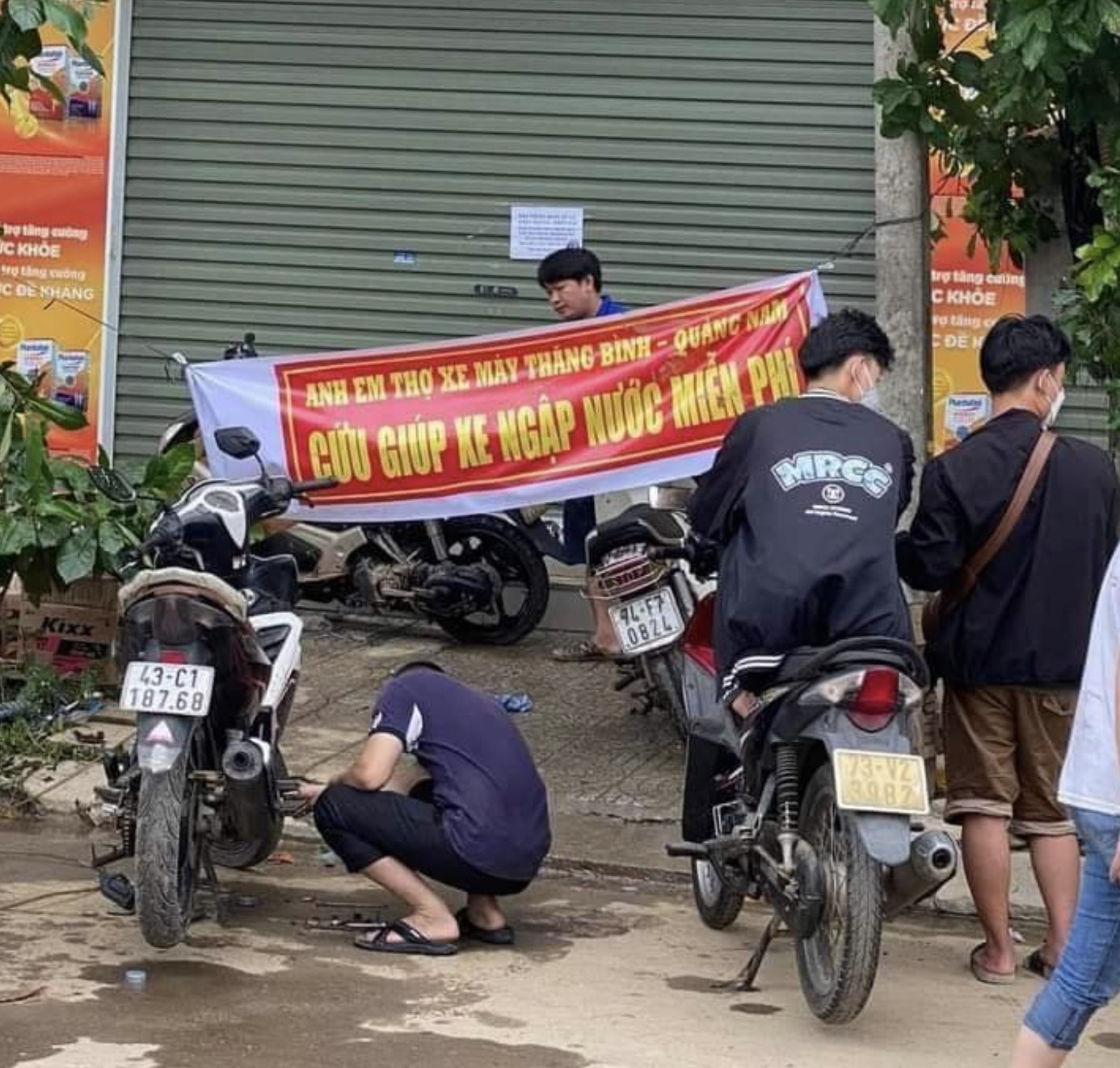 Dân sinh - Tp.Đà Nẵng: Nhóm thợ ăn cơm hộp, ngủ nhà nghỉ sửa chữa xe miễn phí cho dân vùng ngập (Hình 12).