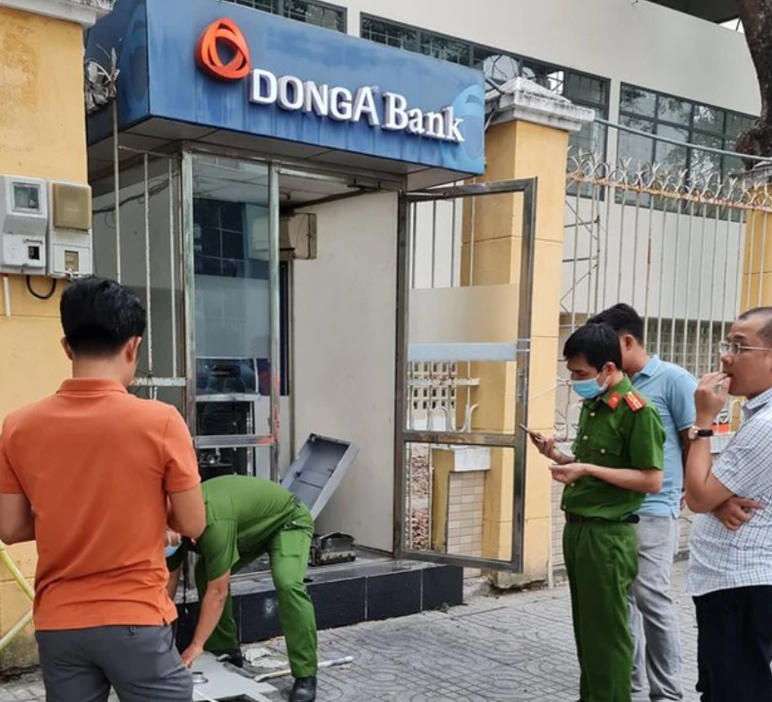 An ninh - Hình sự - Đập trụ ATM trộm két tiền ngay ở trung tâm Tp.Đà Nẵng