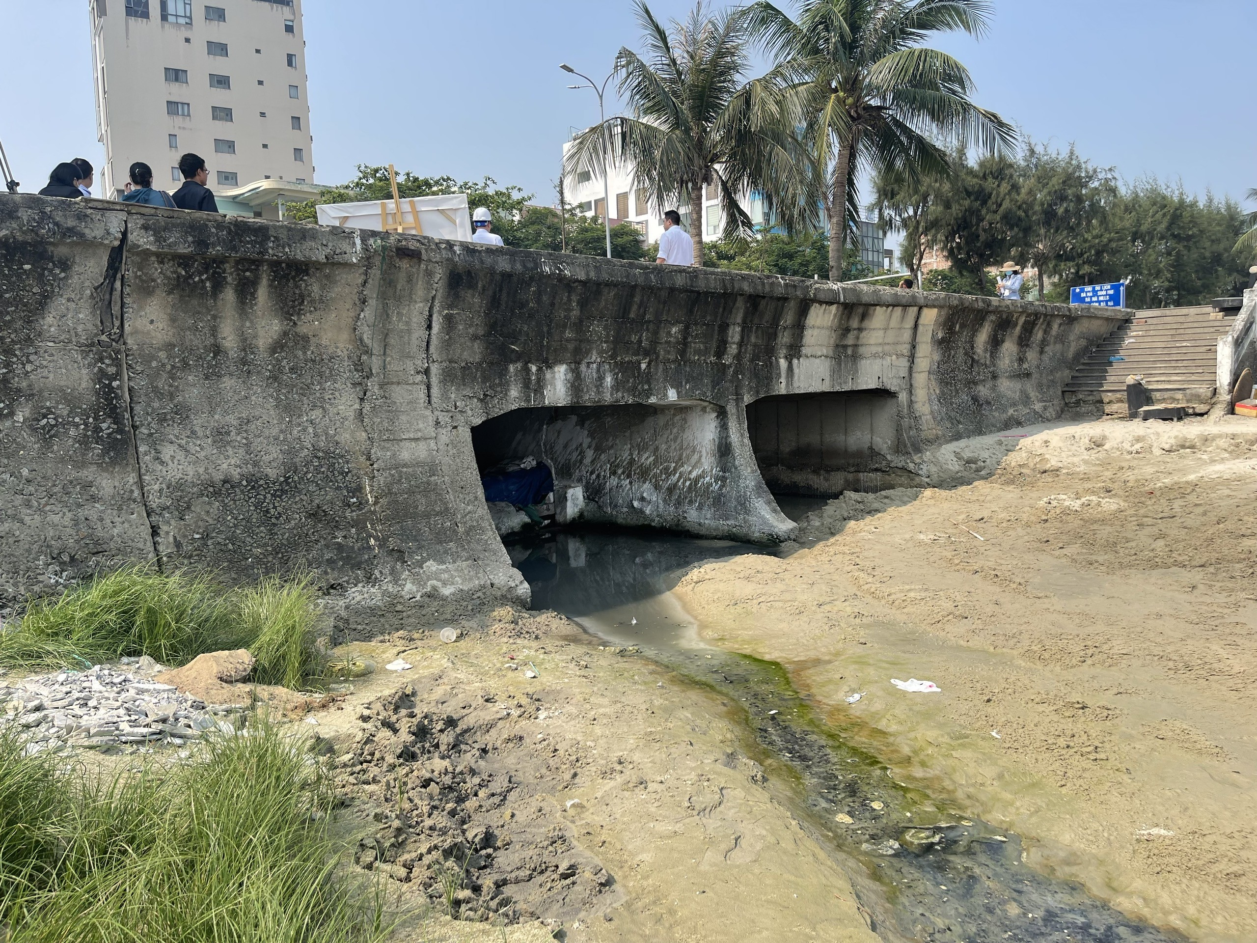 Môi trường - Đà Nẵng: Phải khắc phục nước thải đổ ra biển để phục vụ dịp lễ sắp tới